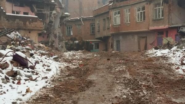 Sur'u harabeye çevirip kaçtılar 10