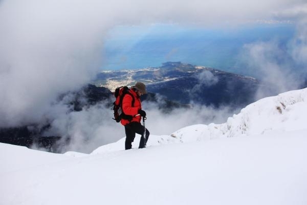 Karlı zirvede adrenalin yürüyüşü 2