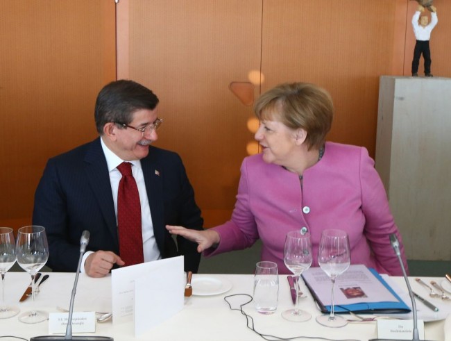 Davutoğlu-Merkel görüşmesinde neşeli anlar 2