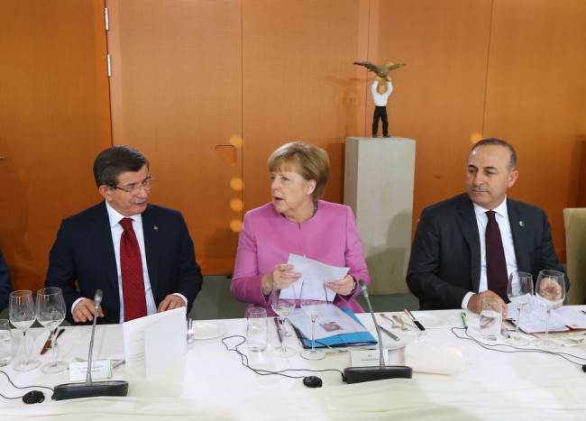 Davutoğlu-Merkel görüşmesinde neşeli anlar 1