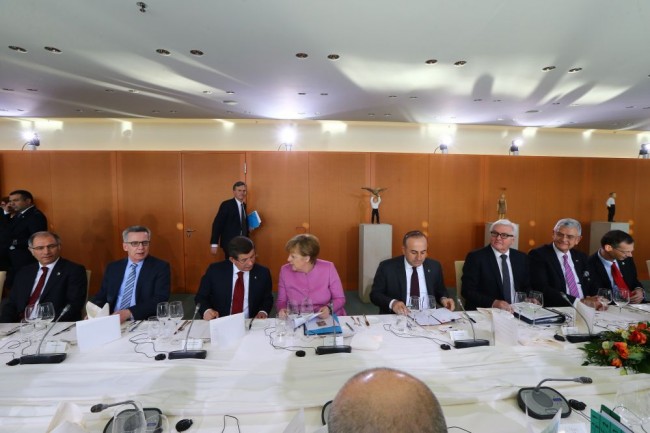 Davutoğlu-Merkel görüşmesinde neşeli anlar 4