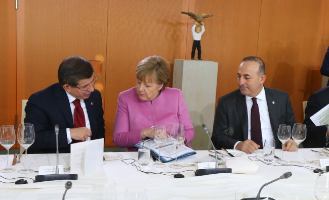 Davutoğlu-Merkel görüşmesinde neşeli anlar 5