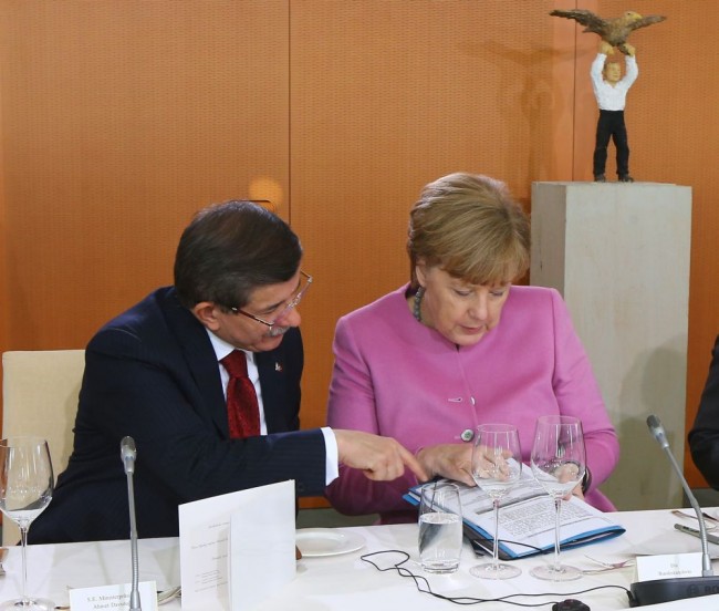 Davutoğlu-Merkel görüşmesinde neşeli anlar 8