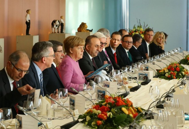 Davutoğlu-Merkel görüşmesinde neşeli anlar 9