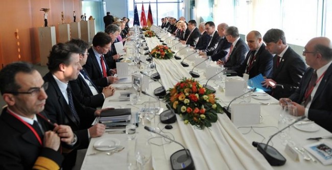 Davutoğlu-Merkel görüşmesinde neşeli anlar 6