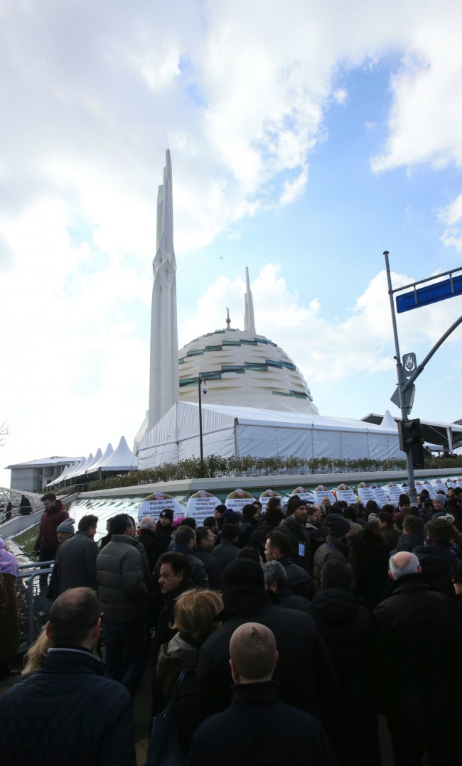 Mustafa Koç çelenklerle uğurlandı 23