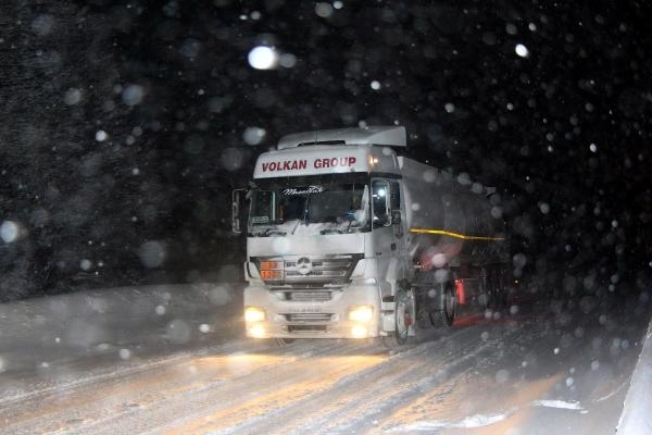 Bolu Dağı'nda kar ve tipi ulaşımı durdurdu 2