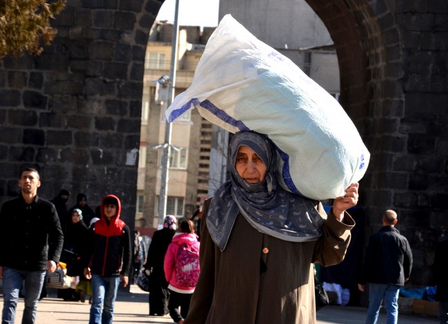 Sur'da terör göçü: Küçük kız Kur'an-ı Kerim'i boynuna astı 1