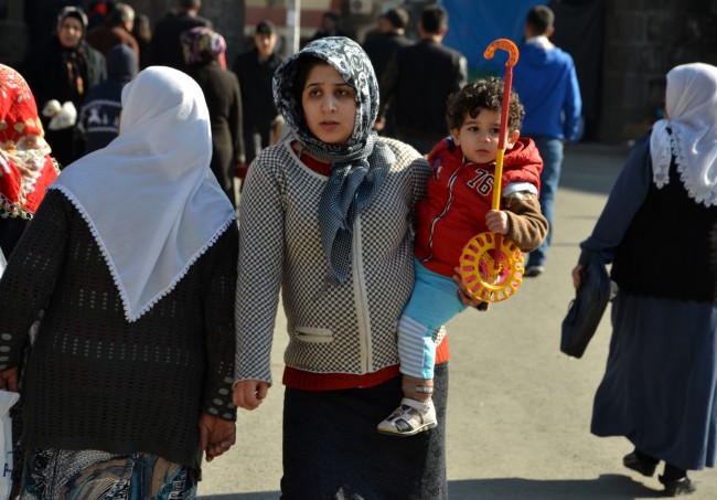 Sur'da terör göçü: Küçük kız Kur'an-ı Kerim'i boynuna astı 2