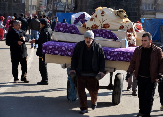 Sur'da terör göçü: Küçük kız Kur'an-ı Kerim'i boynuna astı 3