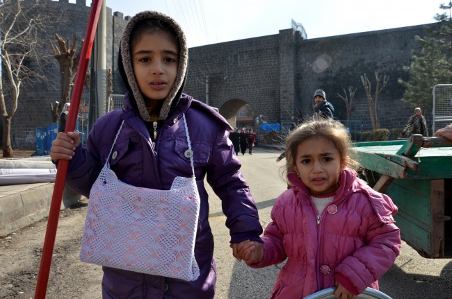 Sur'da terör göçü: Küçük kız Kur'an-ı Kerim'i boynuna astı 4