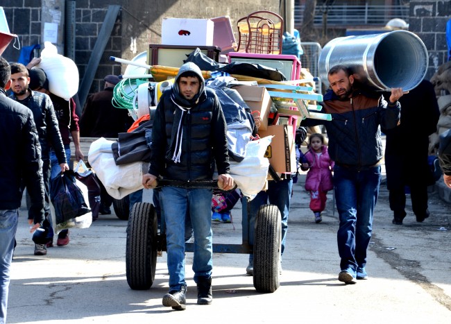 Sur'da terör göçü: Küçük kız Kur'an-ı Kerim'i boynuna astı 5