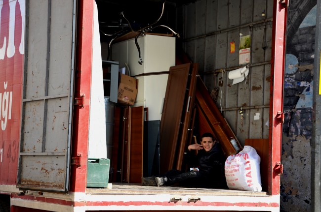 Sur'da terör göçü: Küçük kız Kur'an-ı Kerim'i boynuna astı 6
