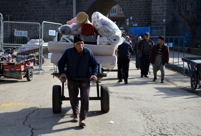 Sur'da terör göçü: Küçük kız Kur'an-ı Kerim'i boynuna astı 7