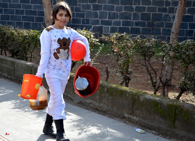 Sur'da terör göçü: Küçük kız Kur'an-ı Kerim'i boynuna astı 8
