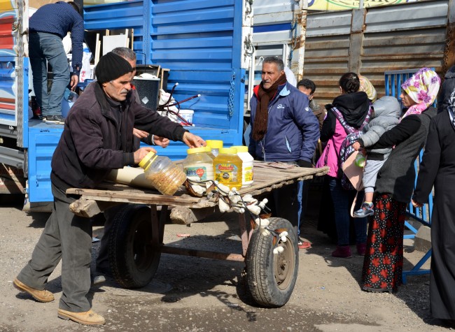 Sur'da terör göçü: Küçük kız Kur'an-ı Kerim'i boynuna astı 9