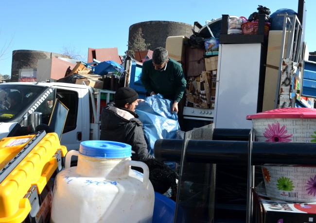 Sur'da terör göçü: Küçük kız Kur'an-ı Kerim'i boynuna astı 11