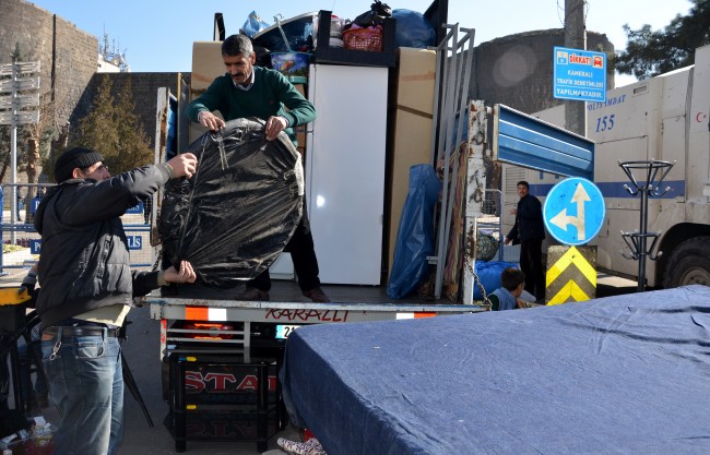 Sur'da terör göçü: Küçük kız Kur'an-ı Kerim'i boynuna astı 12