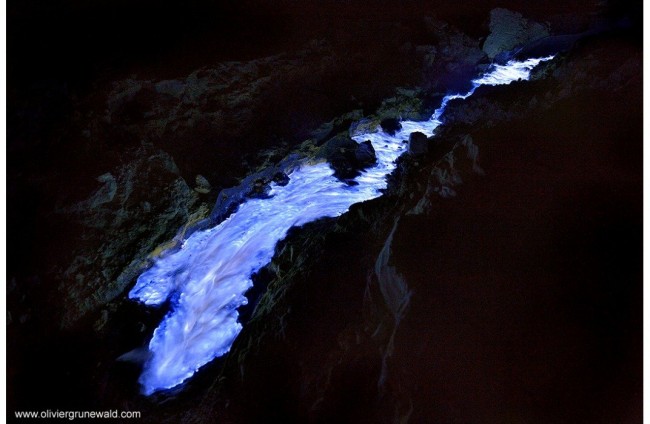 Endonezya'daki mavi volkanın sırrı 4