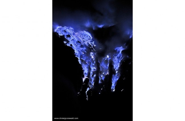 Endonezya'daki mavi volkanın sırrı 5