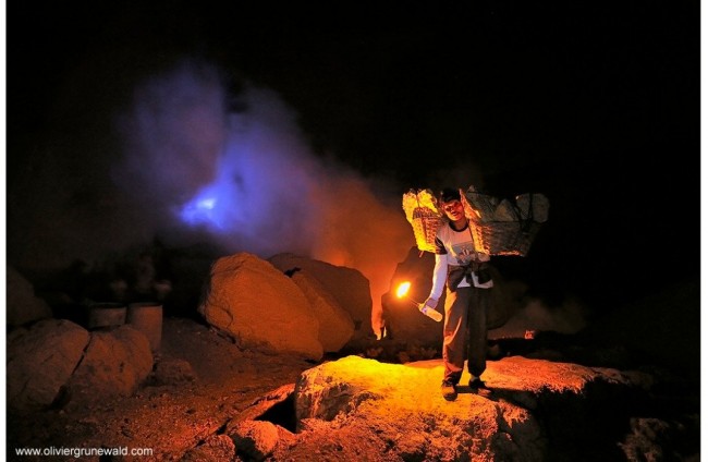 Endonezya'daki mavi volkanın sırrı 10