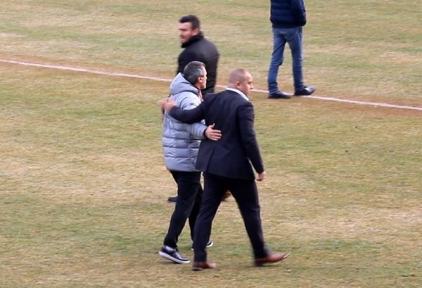 Önce kavga ettiler sonra sarıldılar 3