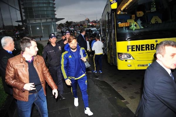 Fenerbahçe Bursa’da çiçeklerle karşılandı 3