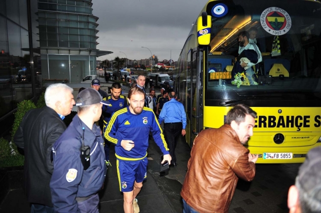 Fenerbahçe Bursa’da çiçeklerle karşılandı 1