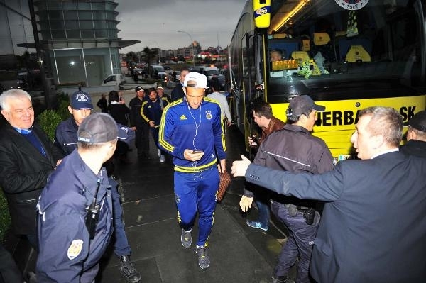 Fenerbahçe Bursa’da çiçeklerle karşılandı 2