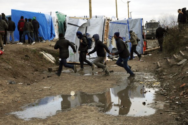 Fransa'da sığınmacı kampı alev alev 12