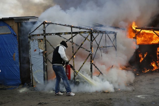 Fransa'da sığınmacı kampı alev alev 13