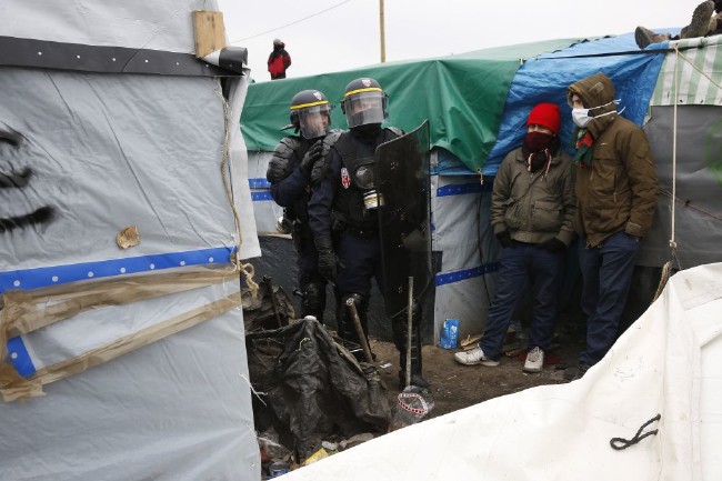 Fransa'da sığınmacı kampı alev alev 17