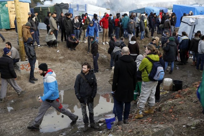 Fransa'da sığınmacı kampı alev alev 24