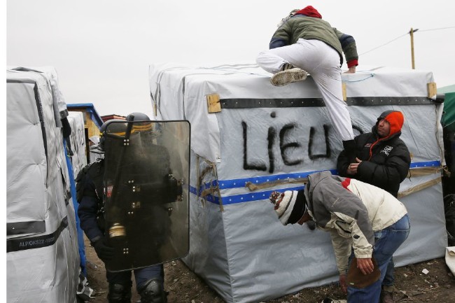 Fransa'da sığınmacı kampı alev alev 3