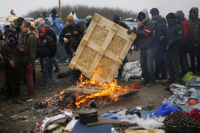 Fransa'da sığınmacı kampı alev alev 7