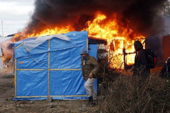Fransa'da sığınmacı kampı alev alev 8