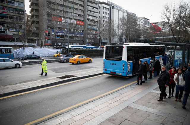 Kızılay'daki patlama noktasına karanfiller bırakıldı 1