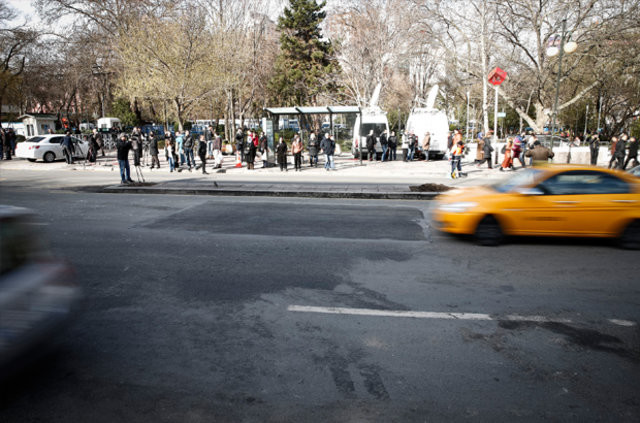 Kızılay'daki patlama noktasına karanfiller bırakıldı 3