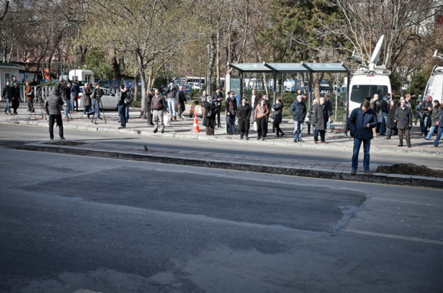 Kızılay'daki patlama noktasına karanfiller bırakıldı 4