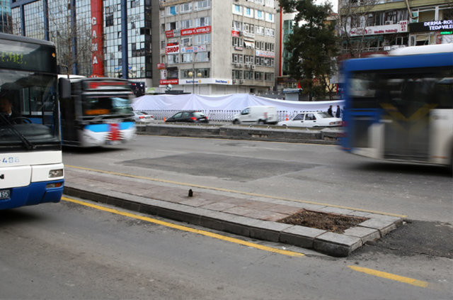 Kızılay'daki patlama noktasına karanfiller bırakıldı 5