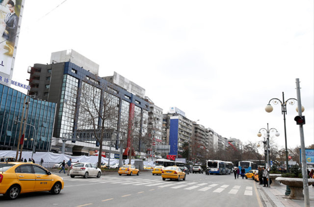 Kızılay'daki patlama noktasına karanfiller bırakıldı 6