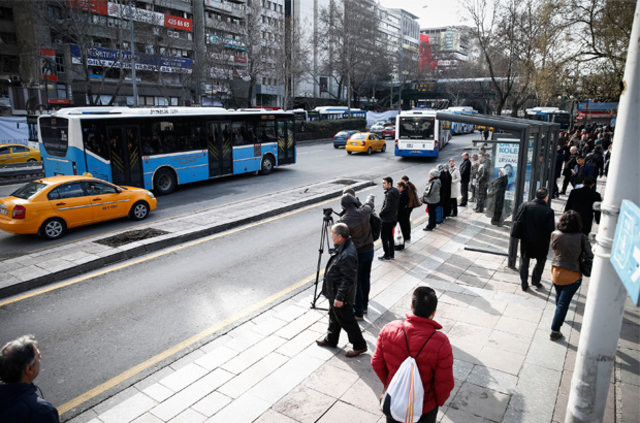 Kızılay'daki patlama noktasına karanfiller bırakıldı 7
