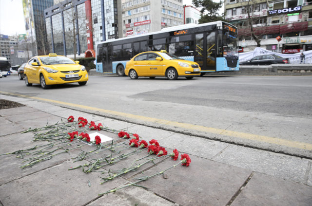 Kızılay'daki patlama noktasına karanfiller bırakıldı 9