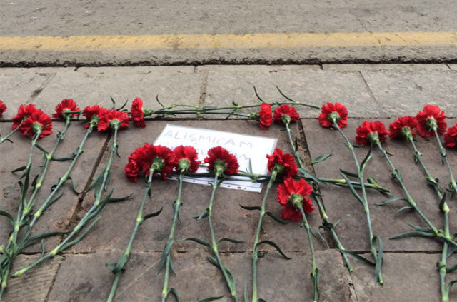 Kızılay'daki patlama noktasına karanfiller bırakıldı 11