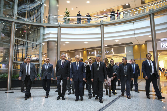 Bahçeli'den AVM ziyareti 14