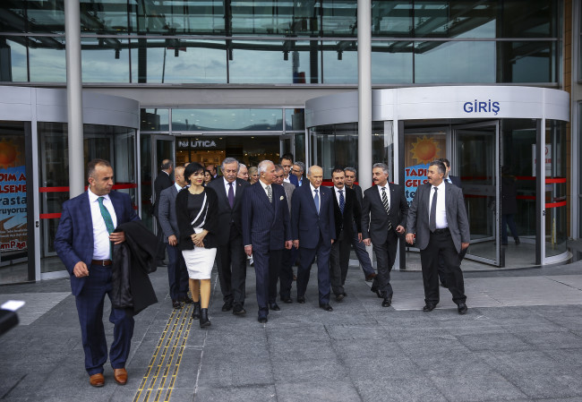 Bahçeli'den AVM ziyareti 16