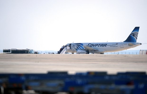 Hava korsanı eski eşi için uçak kaçırdı 10