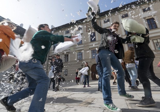 "Dünya Yastık Savaşı Günü" 12