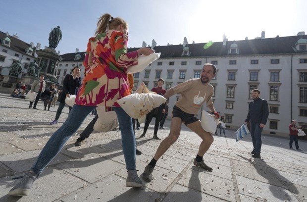 "Dünya Yastık Savaşı Günü" 13