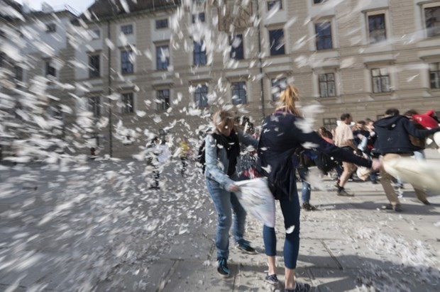 "Dünya Yastık Savaşı Günü" 14